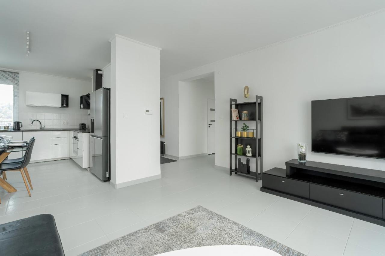 Beautiful House With Balcony, Ideal For Families By Renters