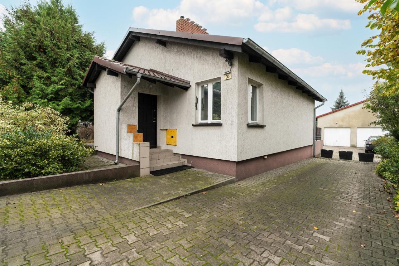 Beautiful House With Balcony, Ideal For Families By Renters Dom wakacyjny Poznań